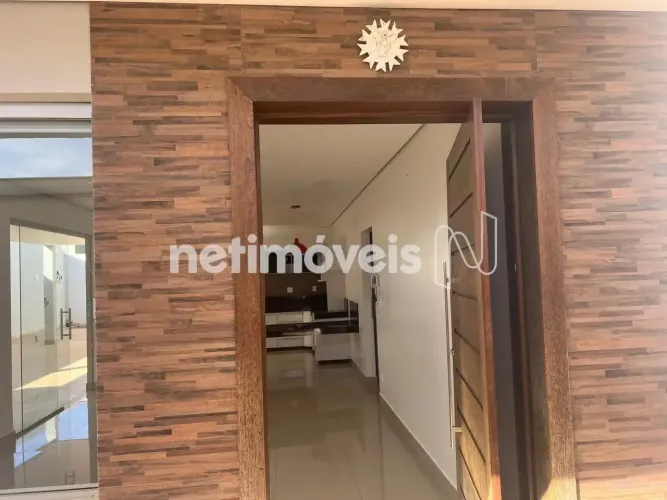 Casa Ampla com 3 Suites no Centro de Felixlândia.