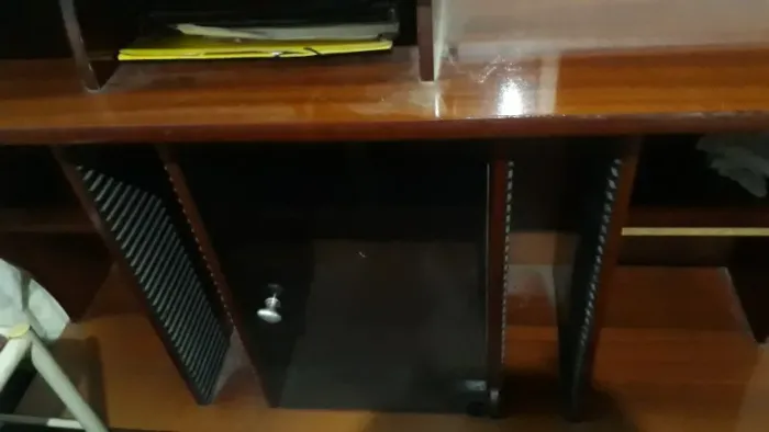Rack de mogno semi novo