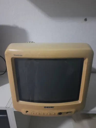 Tv sony 9 polegadas revisada ( carcaça amarelada de tempo)