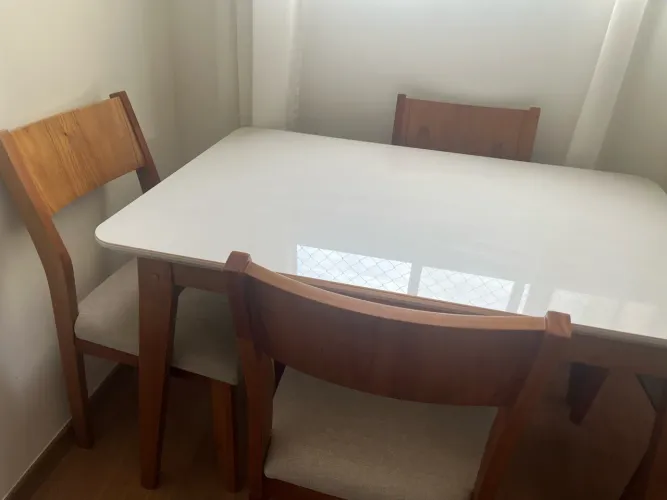 Mesa de jantar e cadeiras