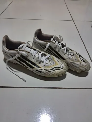 Chuteira f50 pouca usada