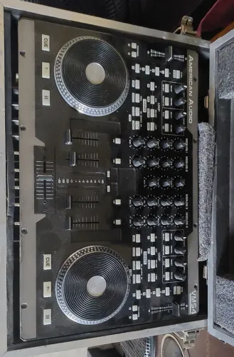 Controladora american dj vms4 com CASE