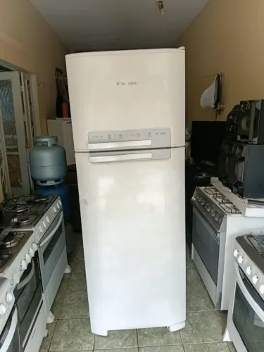 Geladeira Eletrolux funcionando perfeitamente muito bem conservada pregão do Abençoado