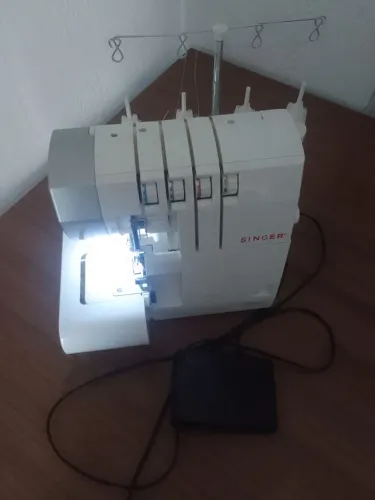 Máquina overloque