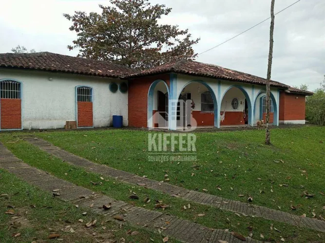 Chácara à Venda em Ipiíba  8.000 m², 5 Quartos e Piscina