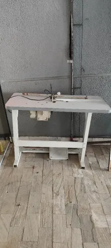 Mesa com motor para máquina de costura industrial.
