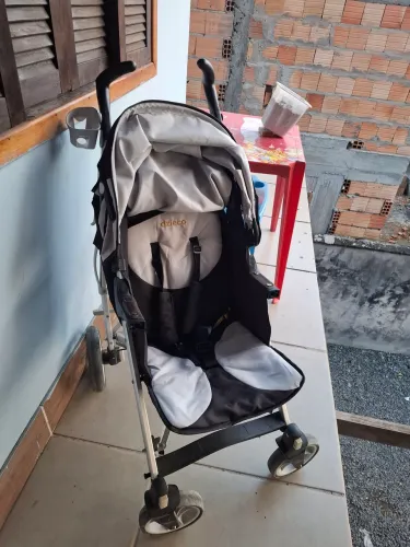 Vende-se carrinho e bebê conforto em ótimo estado.