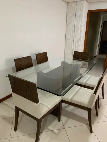 Conjunto Mesa de Jantar e Aparador.