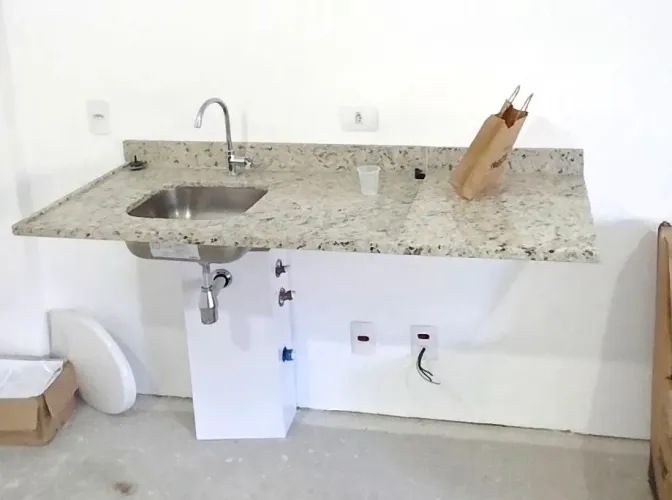 Pia de cozinha em granito com cuba inox Fabrinox