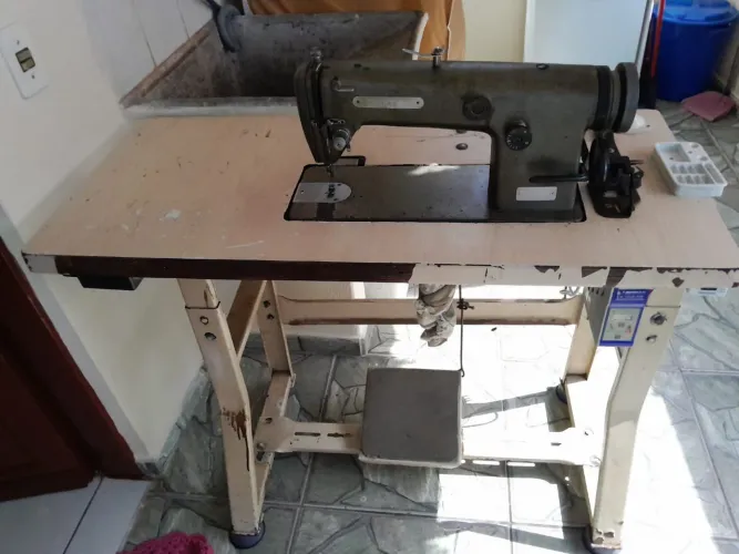 Máquina de costura com motor silencioso