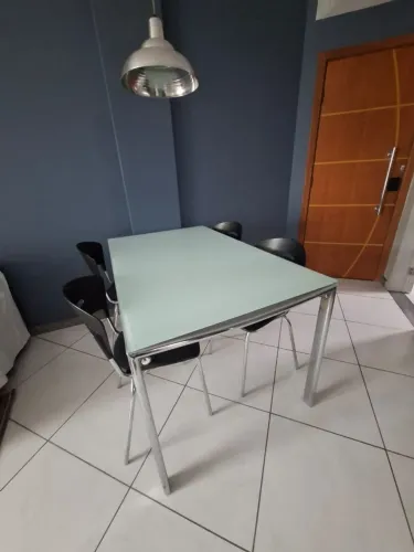 Mesa com tampo de vidro e quatro cadeiras, medindo 0,85 X 1,40 m (dinheiro/Pix)