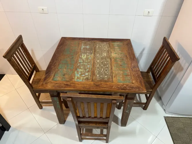 Conjunto de Mesa e Cadeiras - Madeira Rústica 