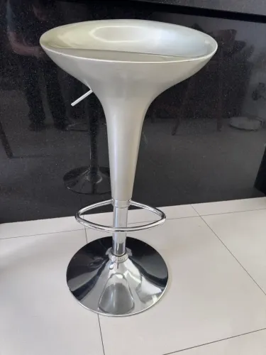 Banqueta Alta Giratória Tulipa (Prateada/ABS) com Regulagem de Altura