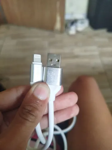 Vendo carregador de iPhone com entrada USB