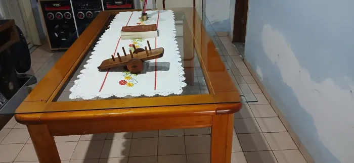 Mesa grande 1.80×90 madeira peroba  com tampo vidro,  e sem Cadeira, R$300, T. 99913.4585 
