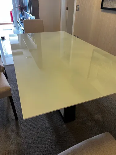 MESA DE JANTAR LAQUEADA COM TAMPO DE VIDRO - 1,80 x 1,00 m