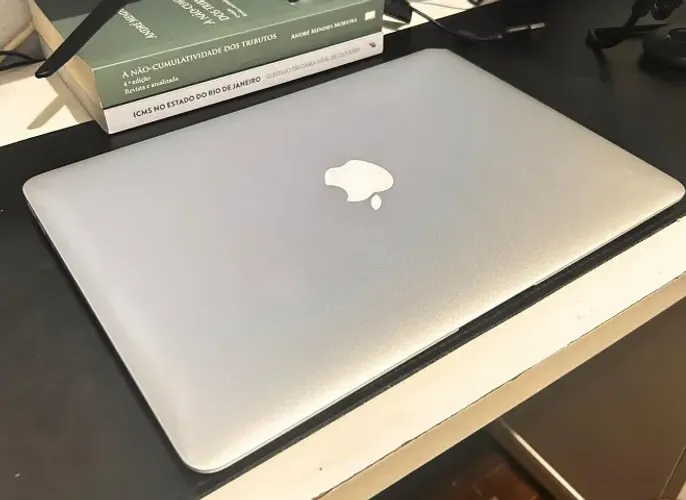 MacBook Air 2017 macOS Sequoia instalado