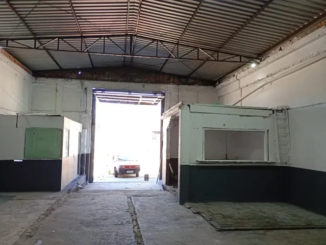 Pavilhão para aluguel 300m Quarto Distrito com Porta pra Rua Estacionamento