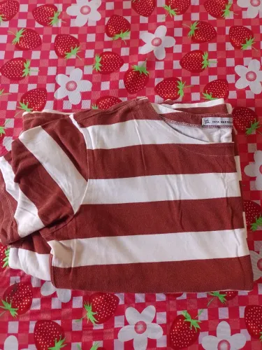 Vestido vermelho escuro listrado