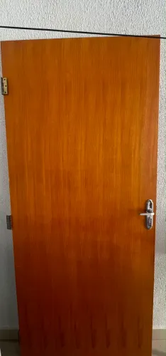 Porta pinhal 210x0,90 Vernizada c/ dobradiça e fechadura