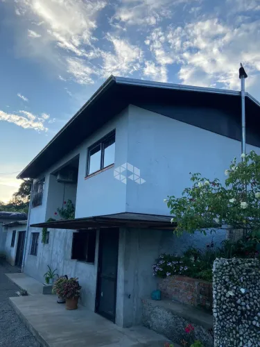Casa grande, com ampla área externa, parreiral e vinícola, no interior de Garibaldi