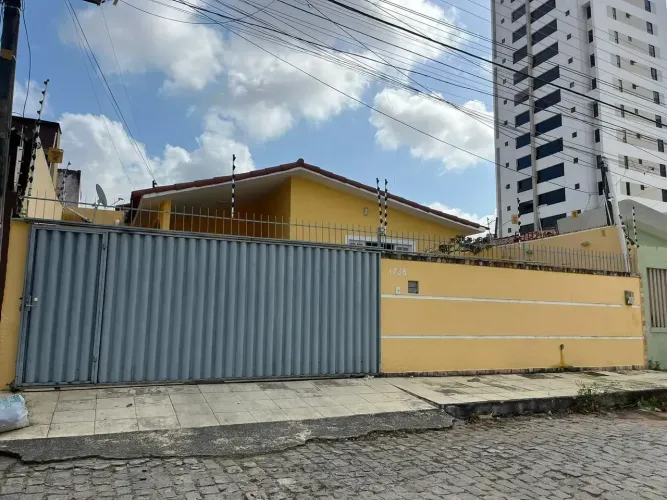 CASA ESPETACULAR EM LAGOA NOVA  LOCALIZAÇÃO PRIVILEGIADA