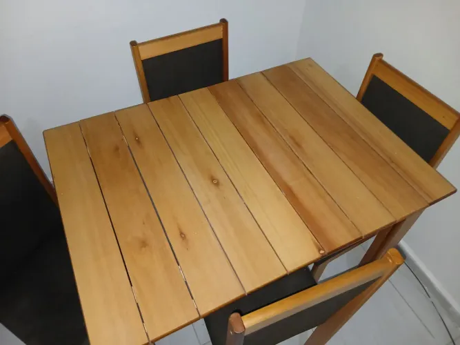 Mesa de madeira 4 cadeira
