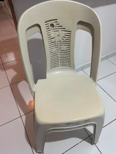 Vendo duas cadeiras bistrô brancas 