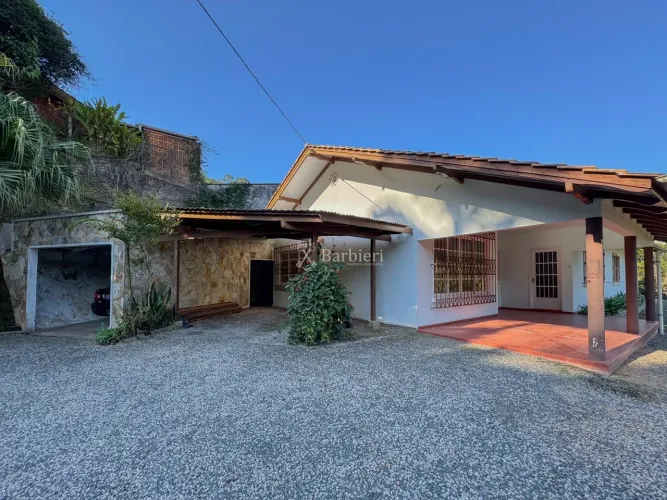 Ampla casa comercial no bairro Bom Retiro em Blumenau/SC