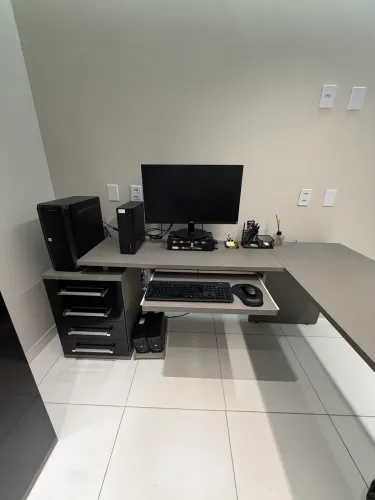 Conjunto de Mesa e Gaveteiro com gavetas pra escritório.