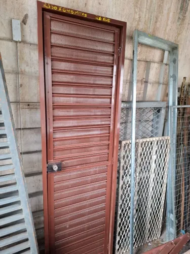 Porta Metálica 64x2,10 Com batente fechadura de sobrepor 2 chave Usada
