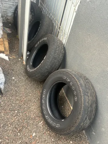 Pneu meia vida em bom estado 245/70 r16