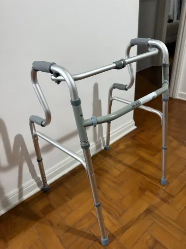 Andador de Alumínio Regulável e Articulado - Excelente Estado