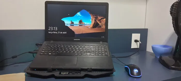 Notebook sansung, modelo:NP300E5M. Completo com base de resfriamento e mause cobra redrago