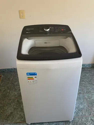 Vende-se máquina de lavar roupa (usada apenas um mês)
