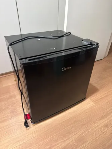 Frigobar preto Midea 220V