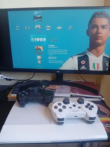 PS3 SLIM DESTRAVADO COM 2 CONTROLES E LOJA LIBERADA (EDIÇÃO ESPECIAL WHITE)