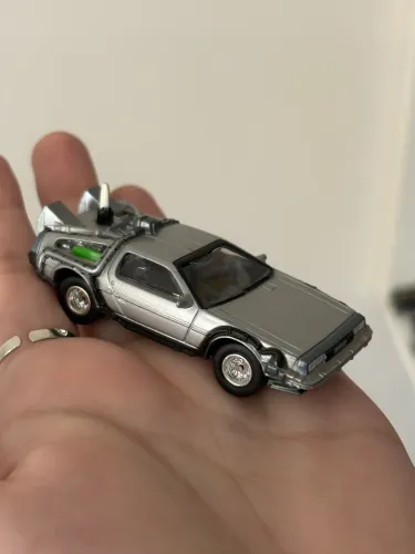 miniatura de colecionador da máquina do tempo DeLorean de De Volta para o Futuro