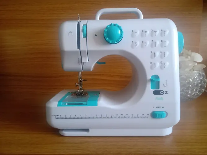 Máquina de costura portátil