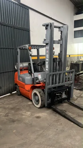 Empilhadeira Heli - 2.500kg único dono