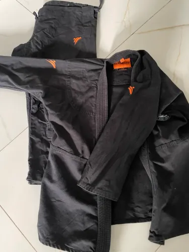 Vendo kimono de Jiu-jitsu seminovo tamanho M2 (de 8 a 12 anos)