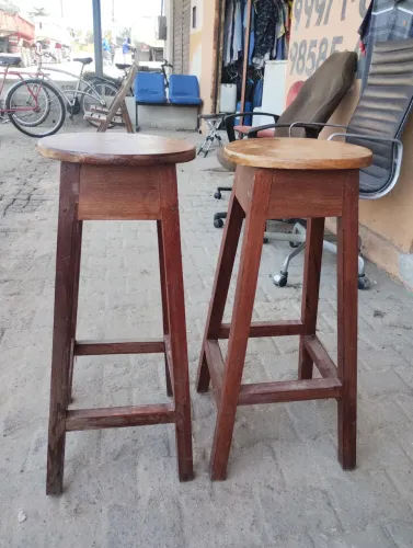 Vendo 04 banquetas madeira maciça de lei. 