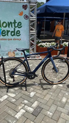 Bike Speed Carbono Shimano 105 Disc DT Swiss - Top 2023 Impecável