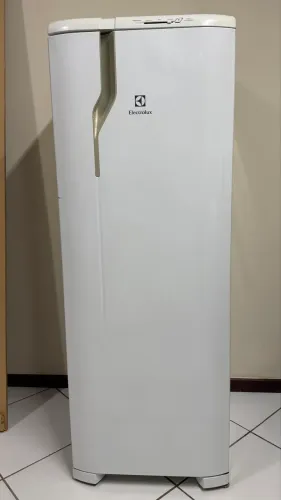 Geladeira Electrolux RE31 240L Compacta com Freezer