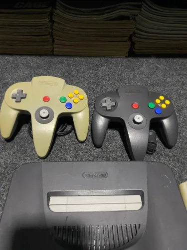NINTENDO 64 AMERICANO COM INÚMEROS JOGOS.