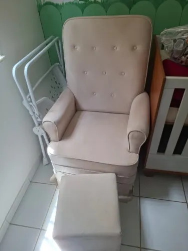 Poltrona de amamentação com puff? novo muito pouco usado