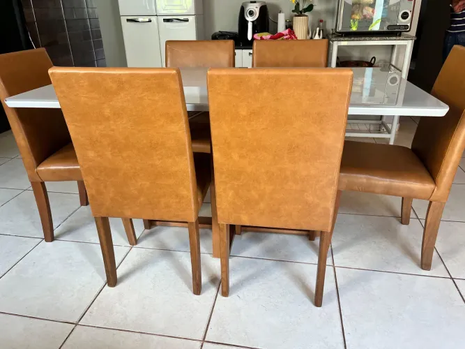 Mesa resistente de madeira