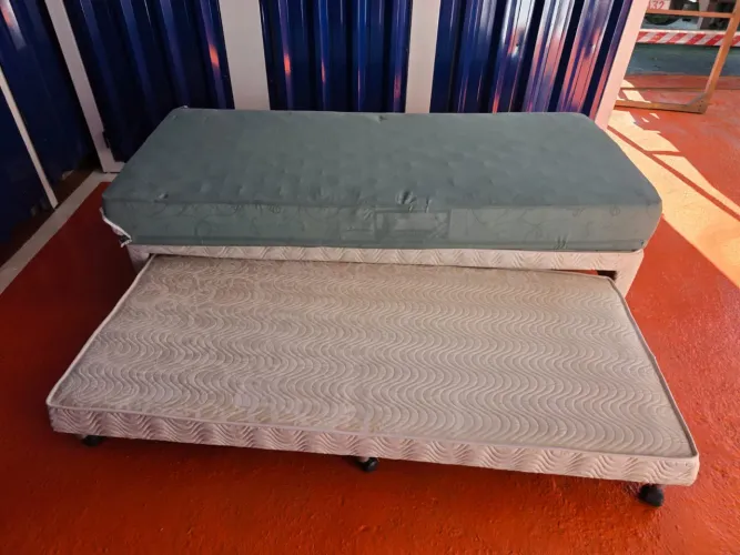 Vendo cama box de solteiro com colchão e cama auxiliar