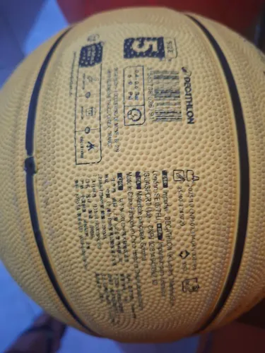 Bolas de basquete e futebol