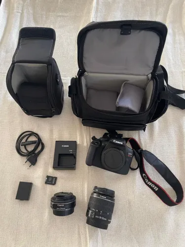DSLR Canon EOS Rebel T7 acompanhado 1 lente zoom EF-S 18-55mm e 1 lente EF 24mm